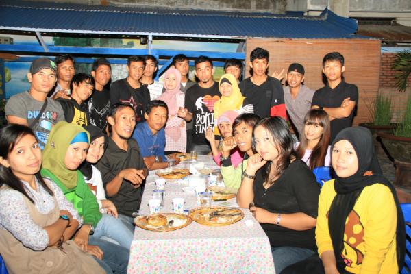 Andalaz_Channel's tweet photo. crew Andalaz Cable vision ( dinner bareng ) :) http://t.co/kI7419fo