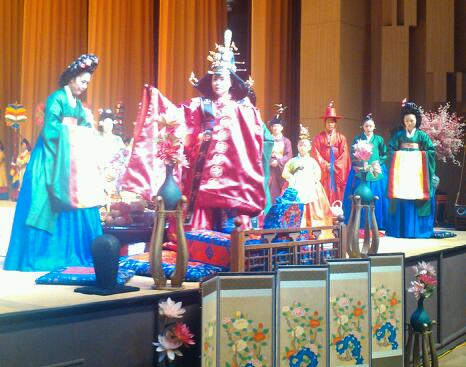 gamungo's tweet photo. 진주경남문화예술회관-왕조의꿈태평서곡 성황리에 끝나다. http://t.co/9p3Nle73