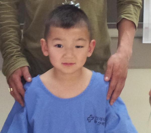 kfpb1102's tweet photo. 몽골소년(5세) 아나르가 안검하수 수술을 위해 입원했을대의 모습입니다. 왼쪽눈 꺼풀이 동공을가려서 시력발달이 제대로 되지 않았을뿐아니라 외모적으로도 고민이 많았다고 합니다 http://t.co/v3ntWbBd