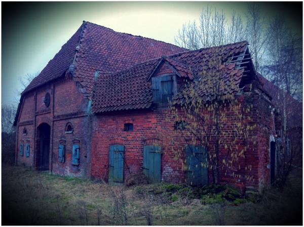 In a village, there's an #abandoned #farmhouse ...
And I've been inside.