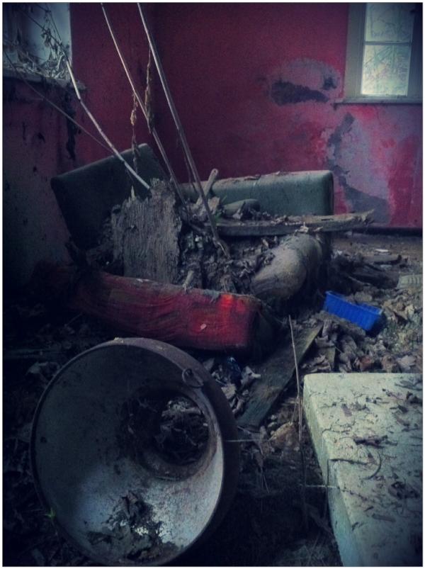 #abandoned livingroom...
#decay #derelict #urbex #urbanexploring