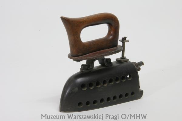 MuzeumPragi's tweet photo. W kufrach odzież się gniecie. Koniecznie trzeba zabrać w podróż żelazko!  Więcej na http://t.co/1MrMeCQN http://t.co/MXAEASge