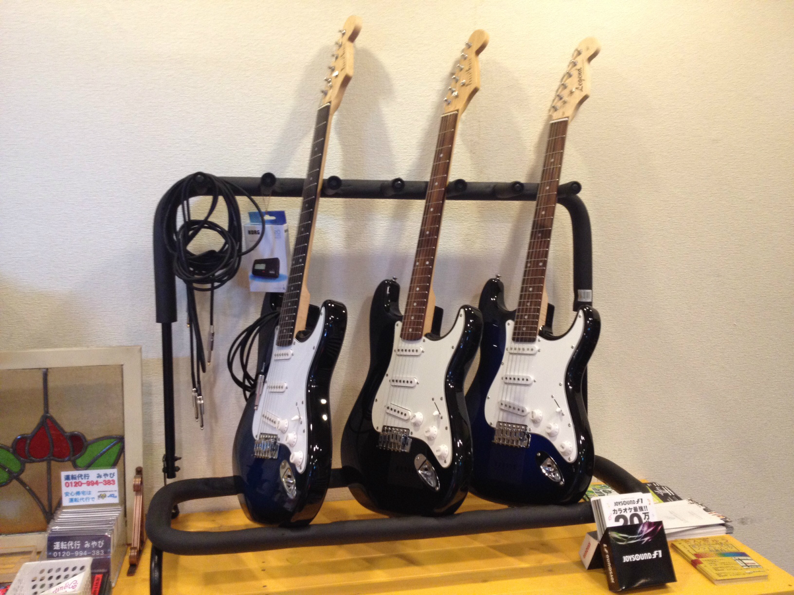 西院 カラオケ おんち王国 ジョイサウンドｆ１はギターエフェクター付のカラオケですので エレキギター接続して演奏を楽しむことができます おんち王国では エレキギターの無料貸し出しをしております ドウゾよろしく ｰﾟ ﾉ Http T Co Xqdbrqpa