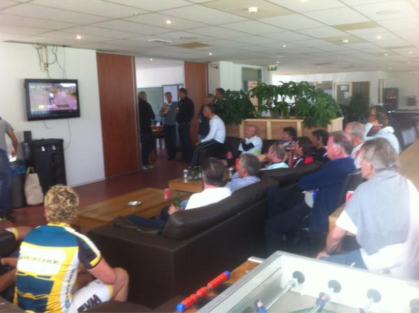 Groenflex's tweet photo. Met ze alle naar goede inspanning voor de tv etappe tour kijken met drankje. #groenflex en #Shanks http://t.co/reRZ67ir