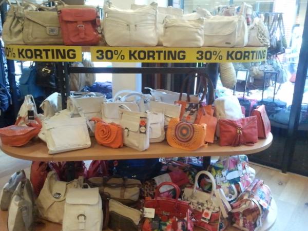 Taskalederwaren@ heeft de hele zomercollectie tassen nu met 30% korting. Tamboerpassage te Hoogeveen