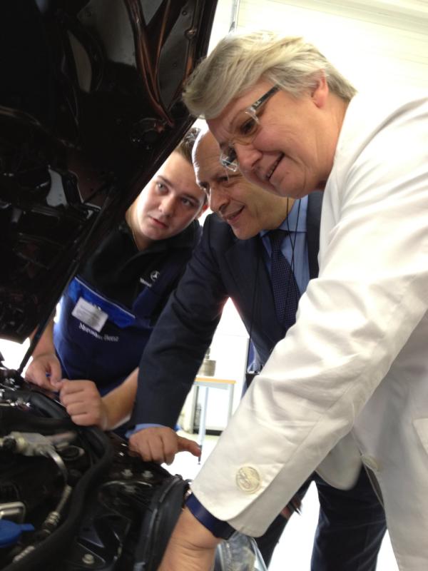 En Stuttgart, Alemania, visitando el centro de FP Mercedes Benz para conocer más detalles de la FP dual