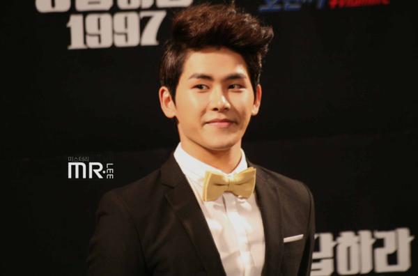 120712 응답하라 1997 제작발표회 / 훤칠하다 훤칠해 ㅠㅠ 형광등 100개는 무슨 328개 갖다놔도 모자랄거야 ㅠㅠ