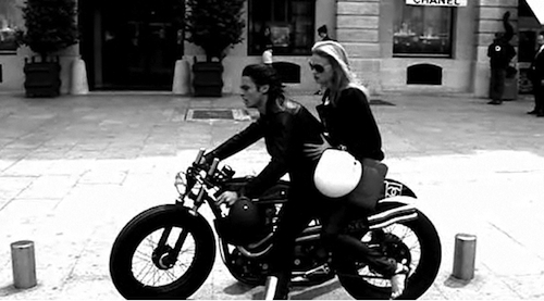 MOTO FASHIONISTA #CHANEL #YAMAHAFINO @yamahacolombia #fashiononthemove