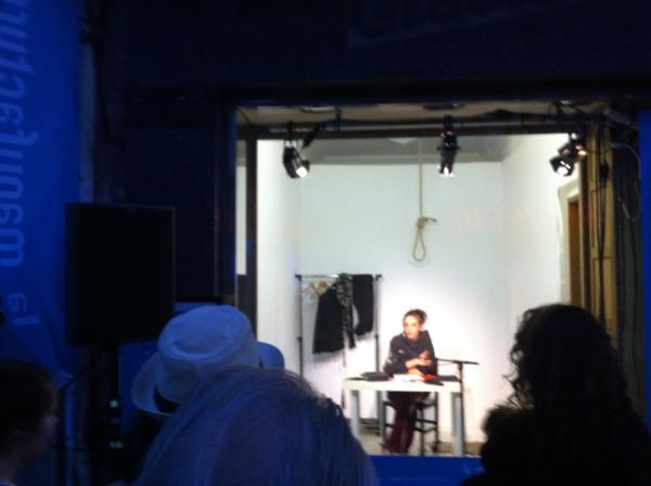 ruedutheatre's tweet image. Une petite forme inattendue, derrière vitrine, proposée par La Manufacture. Petit parfum d'Amsterdam #avignon #off2012