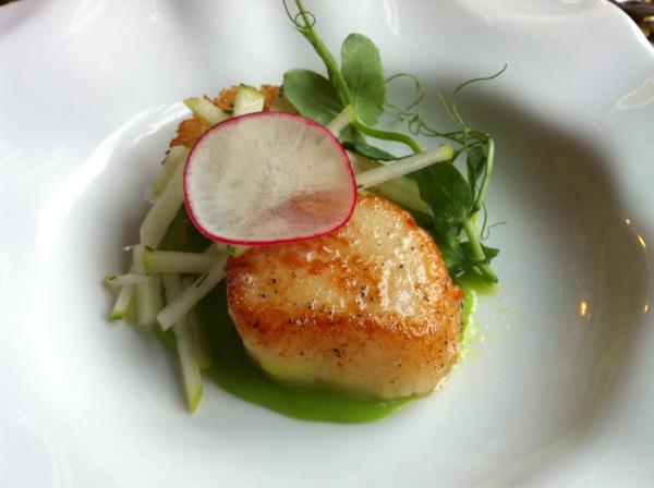 VGReise's tweet photo. Kamskjell på Huset på Svalbard. Tenk at det fins en sånn restaurant på Svalbard. http://t.co/8wSHFBSU
