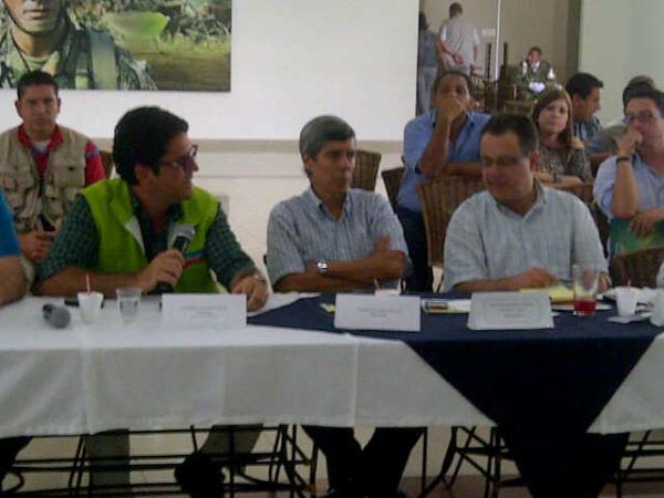 JuanGZuluaga's tweet photo. Alcaldes y Gobernadores de la región desarrollamos reunión con Mauricio Santamaria  Director @DNP_Colombia Tema: #OCADs http://t.co/4jTxe3Un