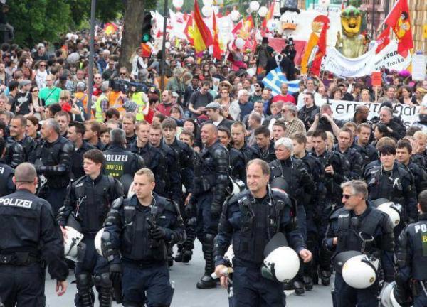 Mariancobe's tweet photo. Génova.  Lo que deberian hacer los policias es tomar ejemplo de los Alemanes y unirse al pueblo. http://t.co/QFOMPLAP