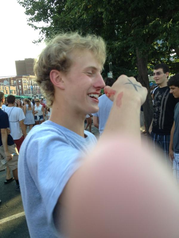 Harry_mayne's tweet photo. Kid gets bowed in the face http://t.co/vNQYTagc