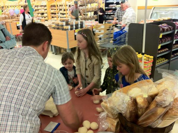 ashcoorils's tweet photo. Kids enjoying learning how to make bread at Warilla 1069 #australiasfreshfoodpeople @XpressWoolies @krisricho http://t.co/1T8JyU7s