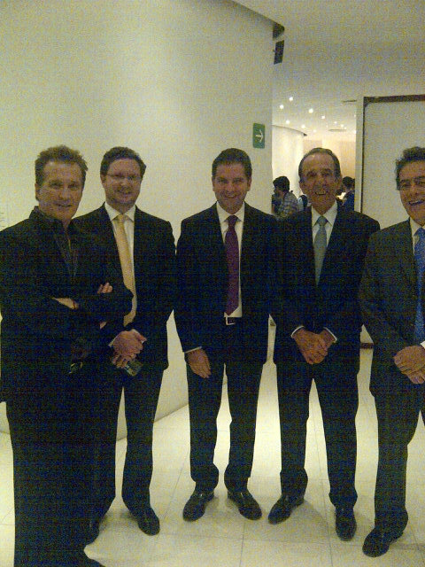 EmmanuelOficial's tweet photo. Les comparto una foto con el Presidente del Jurado, el Sr. Manuel Arango. #ECOF2012 http://t.co/EdZcQ3Gc