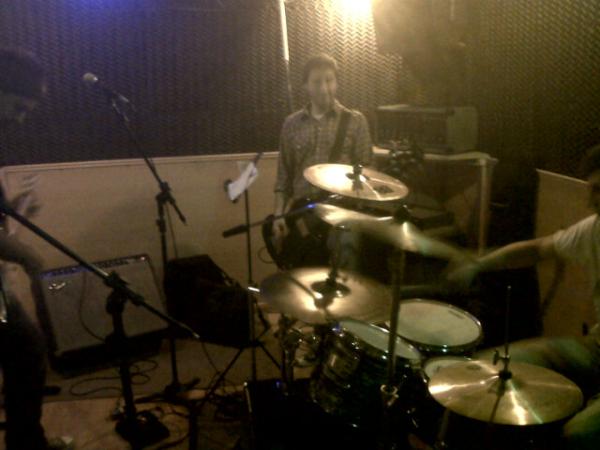 Dandierock's tweet photo. Pesto esta ultimando detalles para ingresar a estudios este fin de semana. Se viene el EP! #fb http://t.co/knk5tkgh