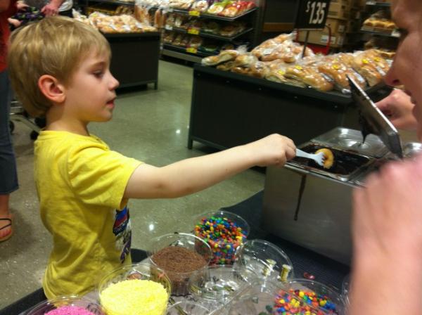 LismoreSquare's tweet photo. #WoolworthFreshFair
The kids are loving icing their own donuts at Lismore Square http://t.co/dnecburi