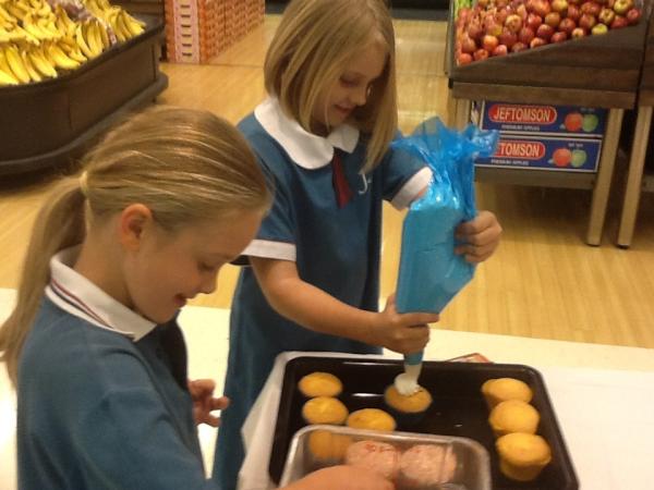 MichaelWiegman's tweet photo. Kids icing cupcakes at Pacific Pines @JLudbrooke @Murp1961 @tjeerdjegen #WooloworthsFreshFair http://t.co/8WgzvMgW