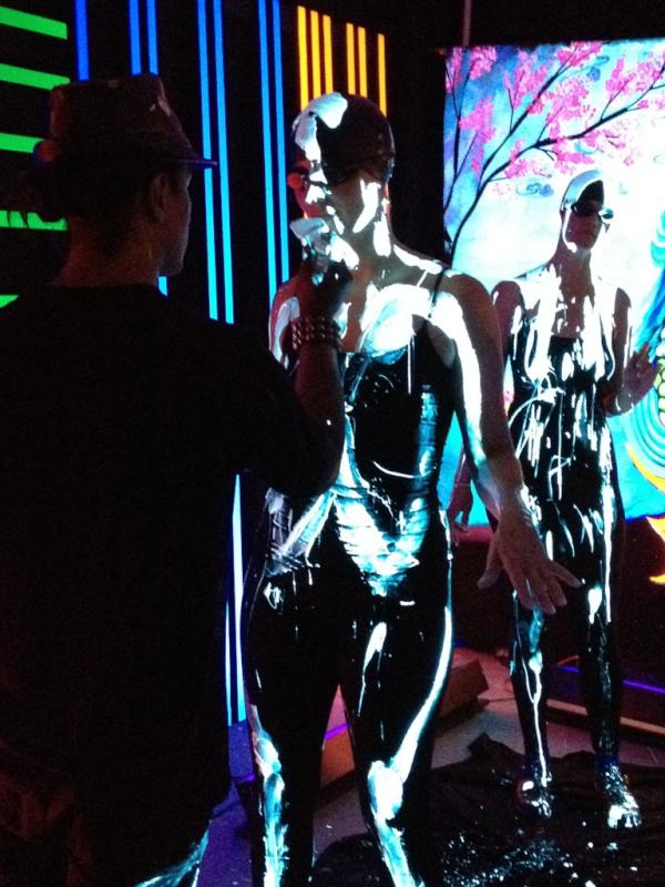 AUTUMNLIGHTSLA's tweet photo. Robert Vargas painting the ultraviolets for autumn lights la at red zebra tonight! #alla #art #light art #music http://t.co/fkZgauVA