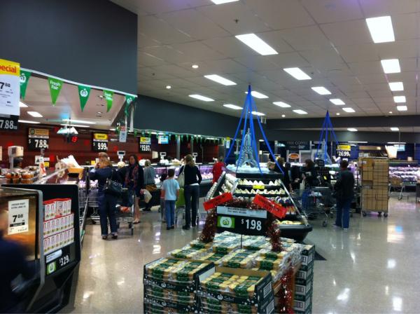 Harro12345's tweet photo. @tjeerdjegen @jmgkeeffe 
Neutral bay 1157, customers enjoying the early festive spirit. http://t.co/1pSZRWio