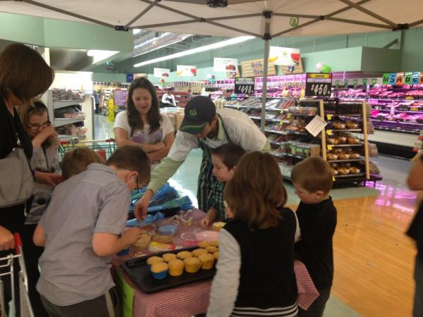 RobKristy's tweet photo. @tjeerdjegen bakery 2ic Dean helping the kids decorate cupcakes at Nowra Stocklands 1648 http://t.co/GZikuLYA