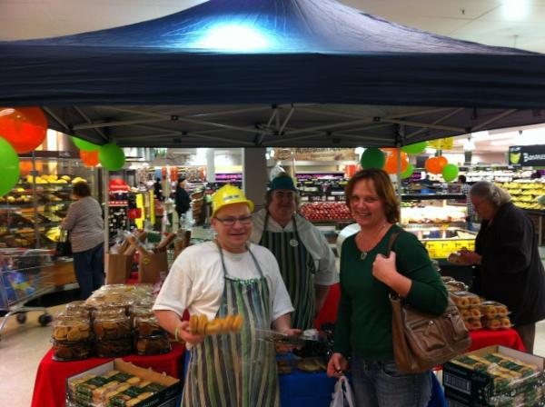 DPattemore's tweet photo. #woolworthsfreshfair@tjeerdjegen @Murp1961 @JLudbrooke @kevindhnaram Meeting Col &amp; Chad at Wynnum http://t.co/kQjKglTp