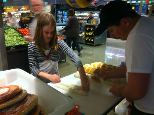 LyndallMorris's tweet photo. @tjeerdjegen @JLudbrooke   Clifford training our future bakers http://t.co/HMZmgzoO