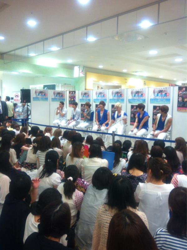HooN91y's tweet photo. きょうも　とっても　たのしかったです＞＿＜　あいしてる！！！오늘 이벤트두 무사히 즐겁게 끝내써요~~~♥ ㅋ "@UKISS_Japan: 仙台リリースイベント始まりました(^_−)−☆ http://t.co/OsJGYtAK"