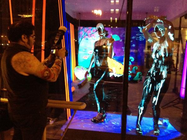 AUTUMNLIGHTSLA's tweet photo. Rick Mendoza in the Jon with ultraviolets at Red Zebra!! #alla #art #music #light art #Dj http://t.co/vmtYNTHj