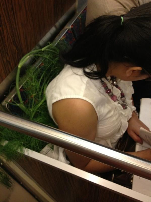 OMG_its_Simply's tweet image. What is going on behind this chick? #orangelineproblems