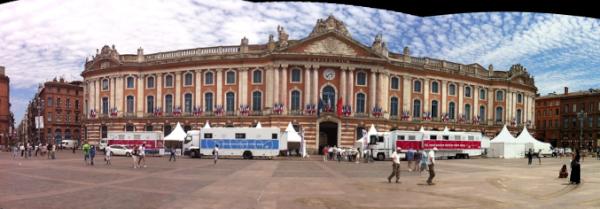 donne son sang dans un beau cadre! Don du Sang Place du Capitole <a href="/Toulouse/">Toulouse - Mairie et Métropole</a>