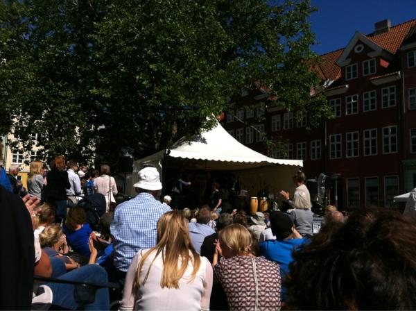 martindk's tweet photo. Copenhagen Jazz Festival på Gråbrødretorv i fantastisk vejr! http://t.co/qaA7kRQP