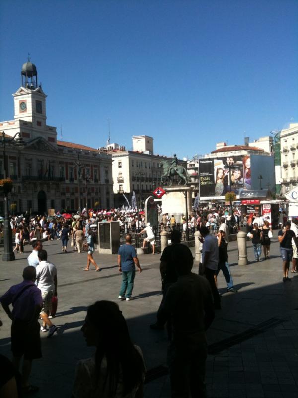 Tonnygore's tweet photo. Las Manifestaciones continuan. Tiene pinta de durar todo el fin de semana. @elgrandebatet5 #alondon2012congillette http://t.co/nL1Zz75J