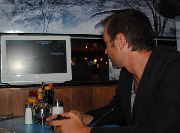 Here's <a href="/Syfy/">SYFY</a>'s #Defiance Star <a href="/GrantBowler/">Grant Bowler</a> playing the #Defiance Game at The #Defiance Cafe. #SDCC