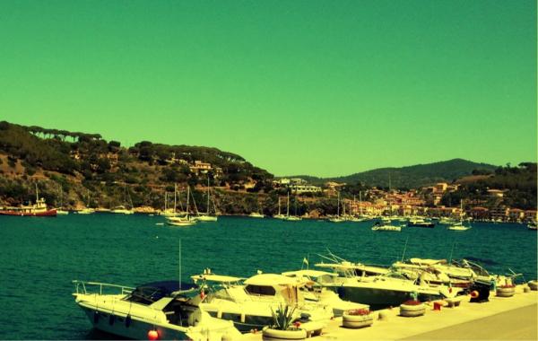 Buongiorno! Porticciolo di Capoliveri (Golfo di Mola) sullo sfondo Porto Azzurro...