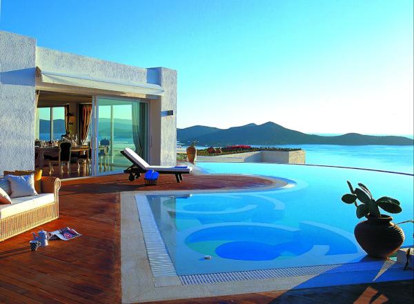 So many fab hotels for #summer but here's one of our faves,Elounda Gulf Villas offering special summer rates #Frifotos