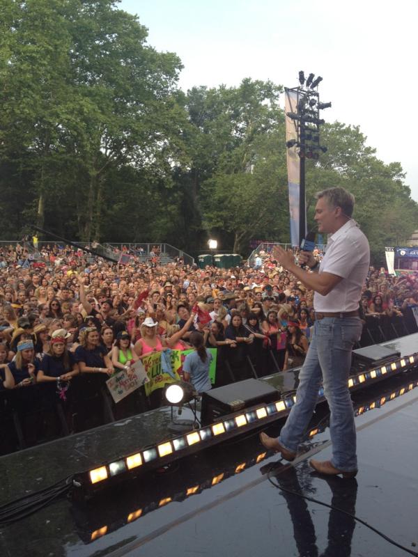SamChampion's tweet photo. Awesome country crowd!! #GMALukeBryan http://t.co/0iEPvWwm