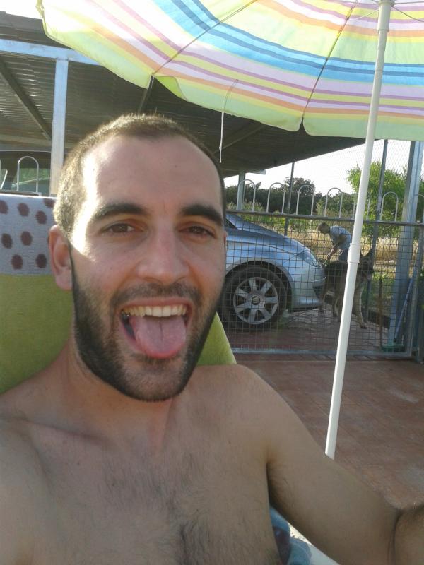 angelasanchezpe's tweet photo. @vicenplasencia sufriendo en la piscina http://t.co/I3PW7OmD