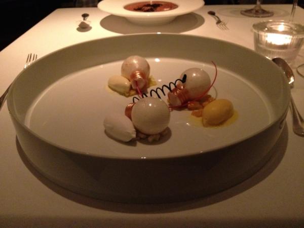 888vc's tweet photo. @ mandarin grill in HK. Light bulbs for desert! http://t.co/LkkMzxx1