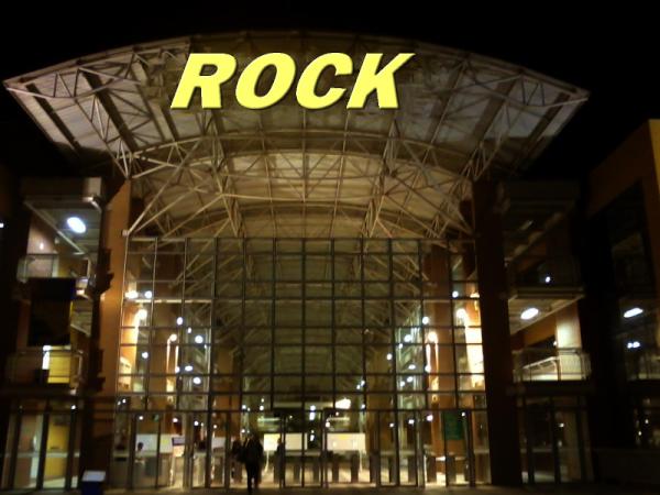 unipdf's tweet photo. Alguém conhece essa faixada? 13 de Julho: Homenagem da Unip Brasília ao Dia Mundia do Rock! http://t.co/HxZ1zEcH