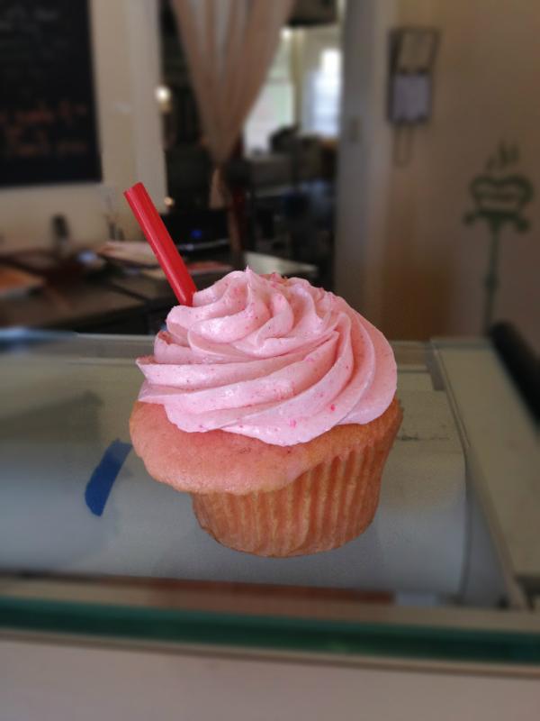 Sweeter_Side's tweet photo. Pink Lady Lemonade cupcakes!! #sweet #cupcake http://t.co/YvPdGvXZ