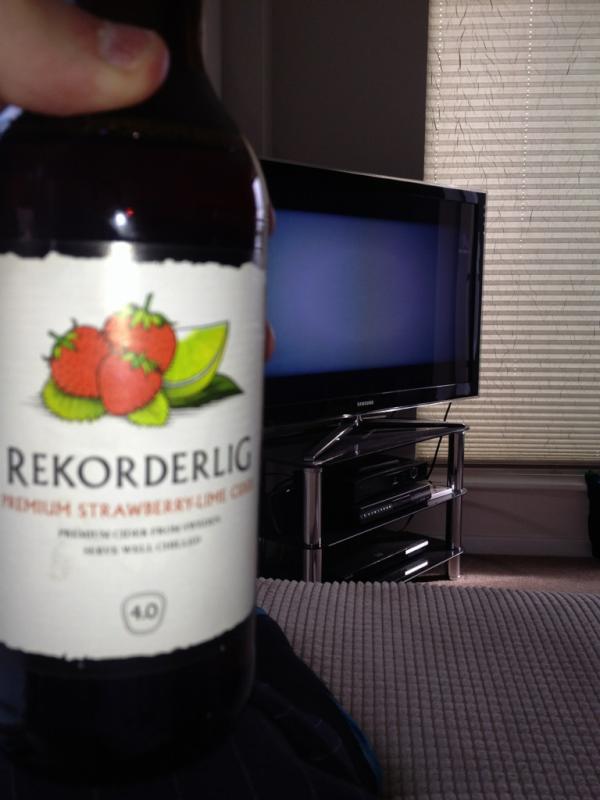 RhysEvans11's tweet image. Rekorderlig and Avicii silhouettes! Ho Ho! #creamfields #heavyhit