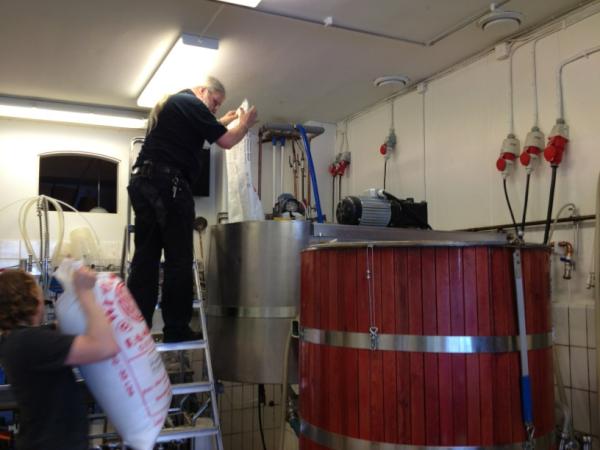 Brygger öl på Närke Kulturbryggeri.