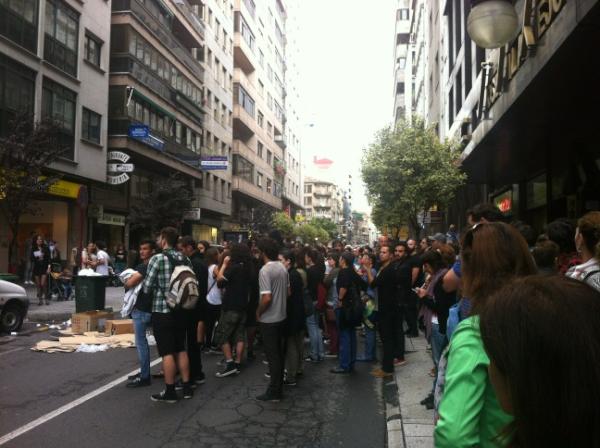 ELPAISGalicia's tweet photo. Concentración delante da sede do PP de Ourense. Imagen de @pgsarria http://t.co/9Sre6MgN @ELPAISGalicia