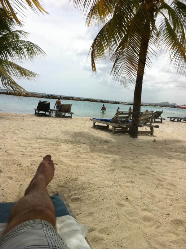 anthonelmers's tweet image. Lig lekker op het strand