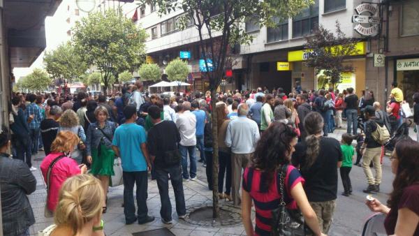 ELPAISGalicia's tweet photo. Concentración ahora mismo frente a la sede del PP en Ourense contra los recortes. Vía José Antonio Vázquez. http://t.co/I9Upl8VL @ptaboadap