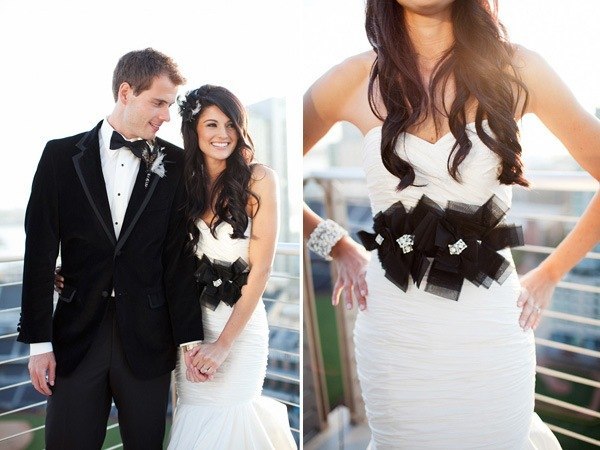 Black wed. Свадебное платье белое с черным. Свадьба в черно белом стиле. Жених в черном костюме с невестой. Невеста в черном жених в белом.