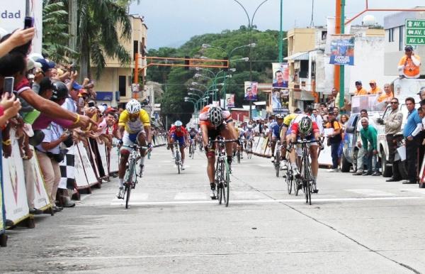 BiciGoga's tweet photo. Upss! RT @avilesciclismo: #VVen Full foto polemica llegada Sin fotofinihs de la 8va Etapa #VueltaVenezuela http://t.co/3bmGr3Za