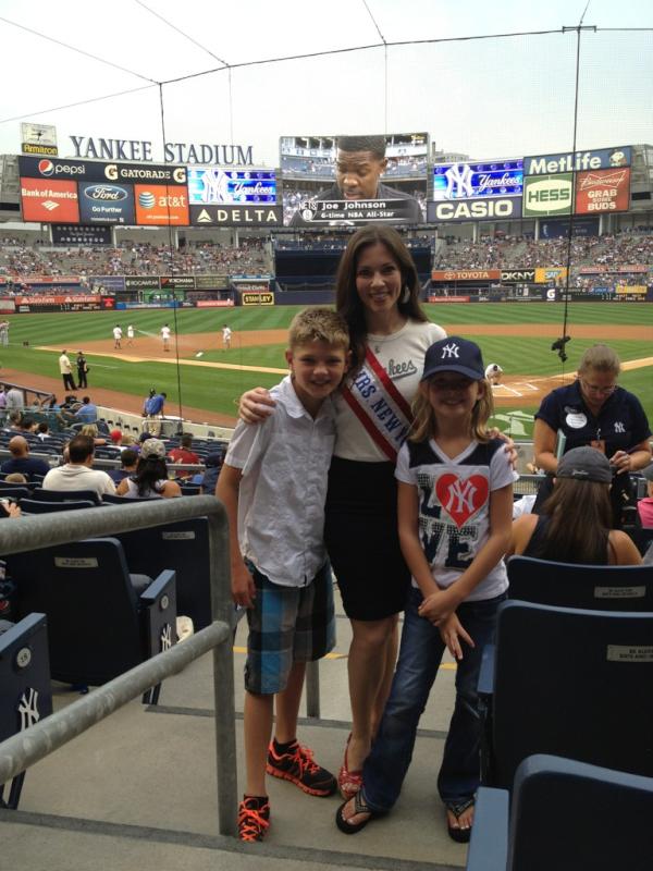 MrsNYAmerica's tweet photo. Having tons of fun at the Yankees game!!! http://t.co/v4lgVy3r