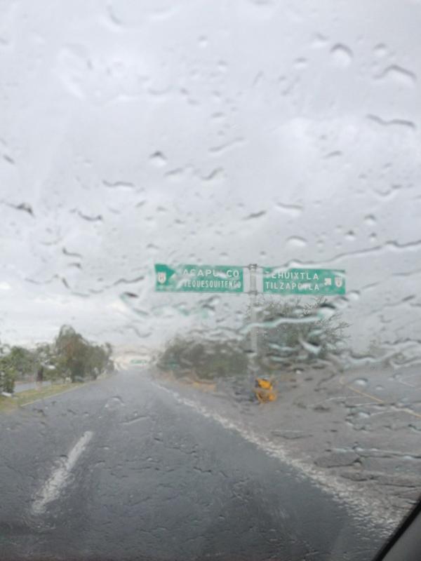 rinatsacal's tweet photo. @capufe lluvia intensa en la Méx.-acapulco. Km134. http://t.co/9hbTj8EJ